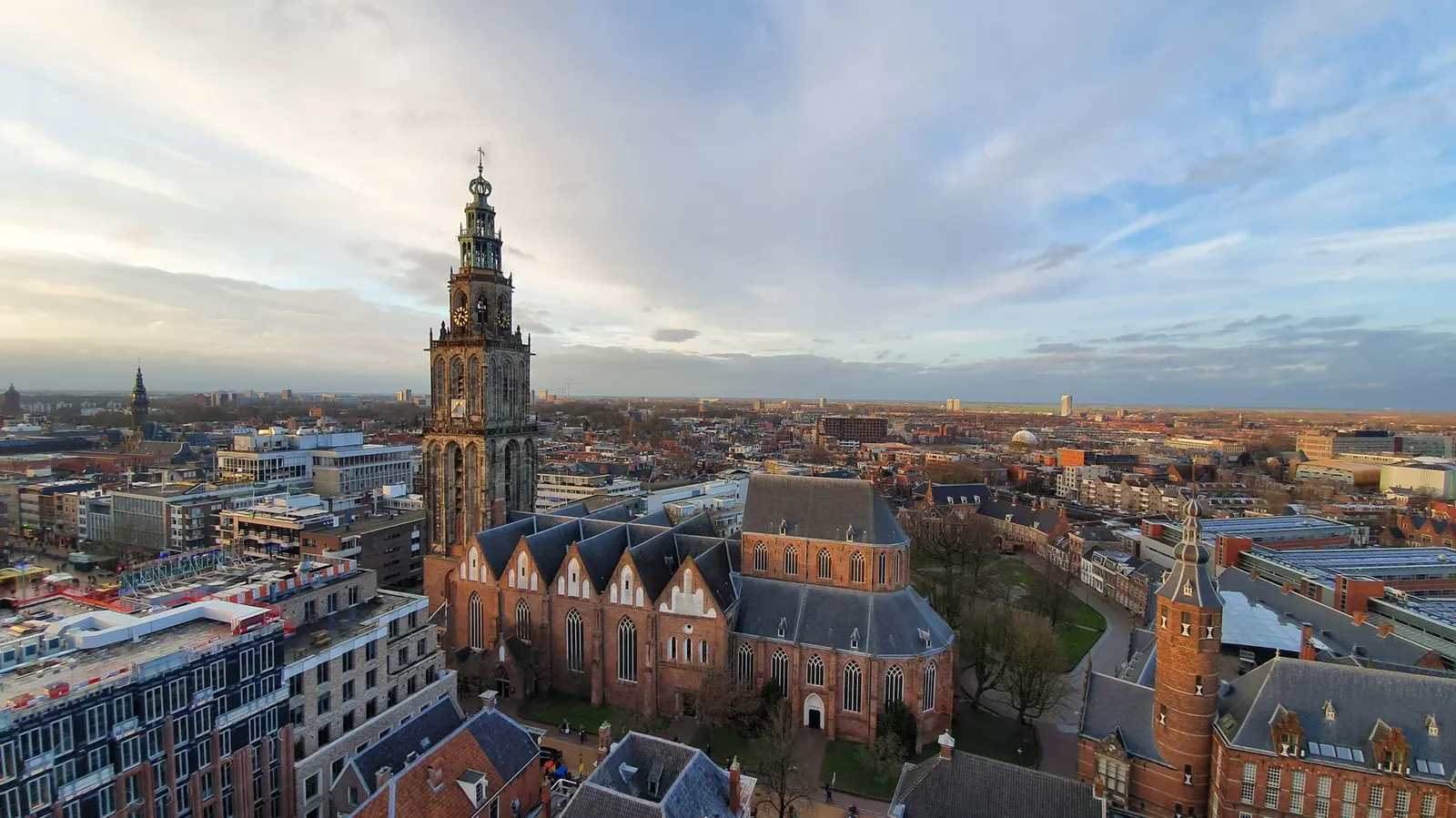 Luchtfoto van Groningen met de Martinitoren