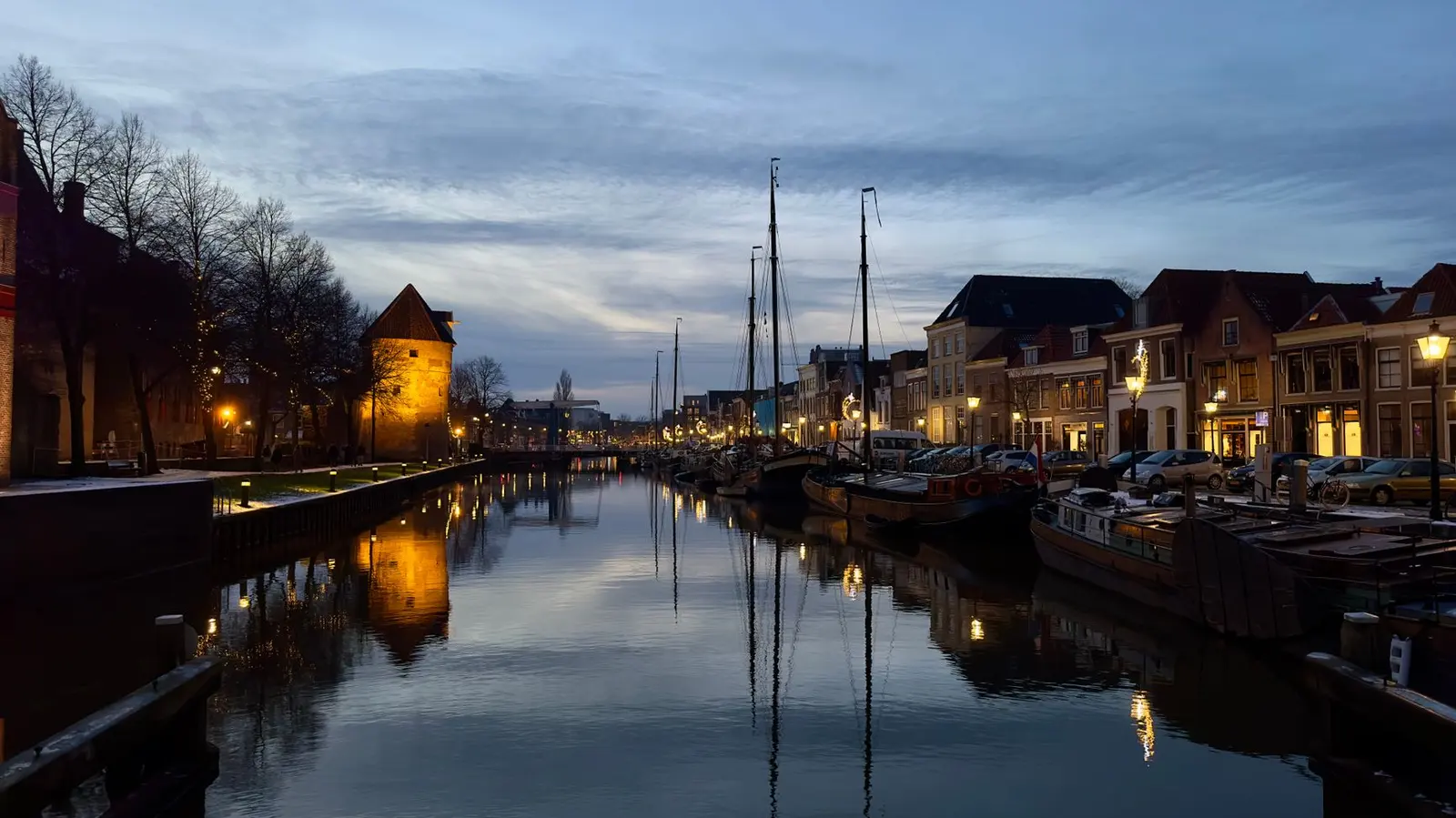 Gracht in Zwolle in de avondschemering