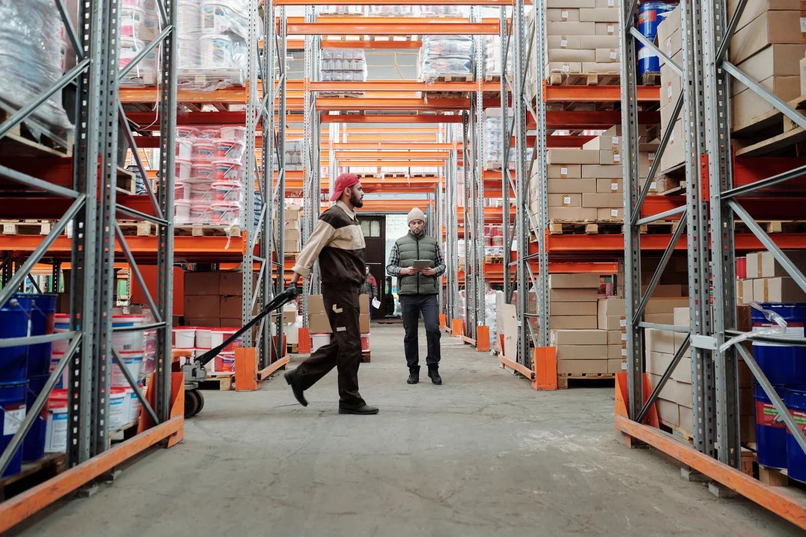 Twee magazijnmedewerkers in een distributiecentrum